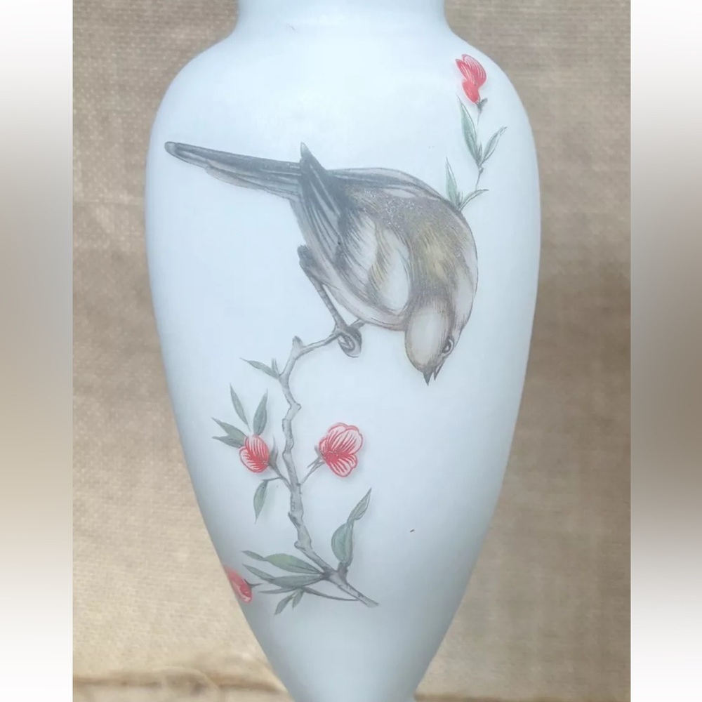 Vintage White Satin Glass Sparrow Pedestal Vase Cottage Core Classic Elegant - Picture 2 of 8